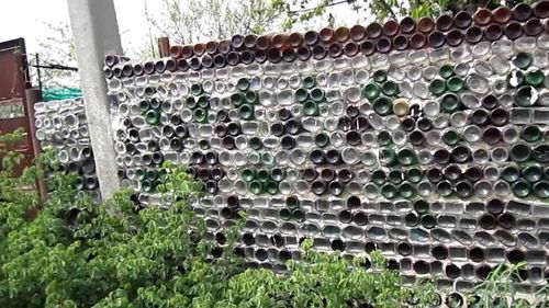 Забор из стеклянных бутылок