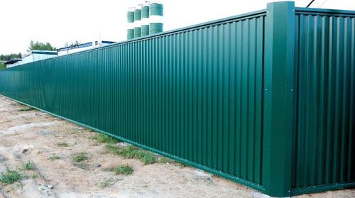 Забор из зеленого профлиста