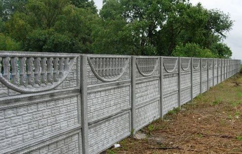 Забор из бетонных плит