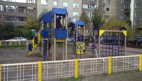 Выбираем забор для детской площадки